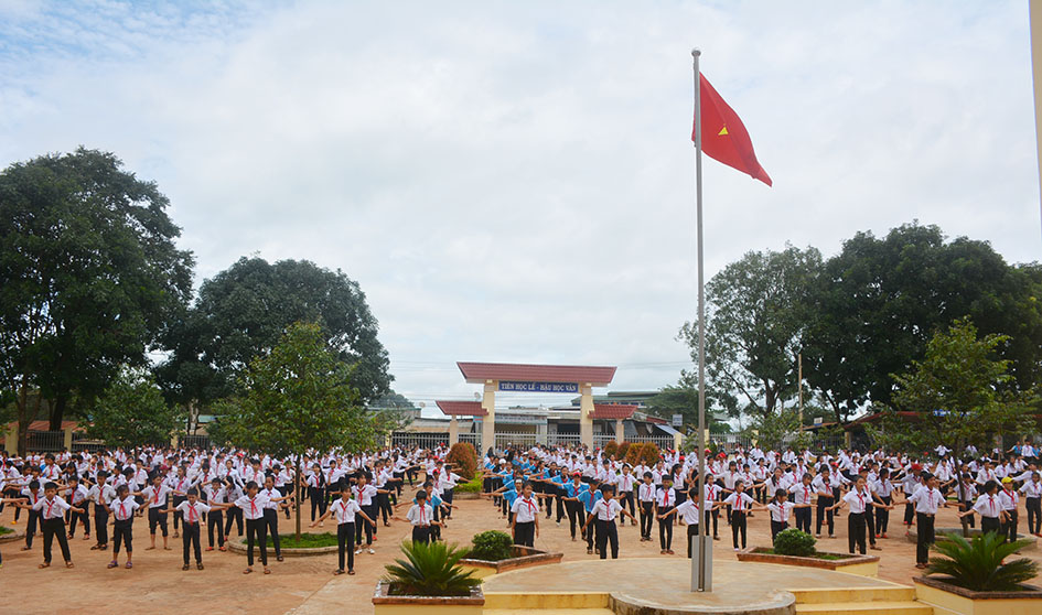 Học sinh Trường THCS Trần Quang Diệu tập thể dục giữa giờ. 